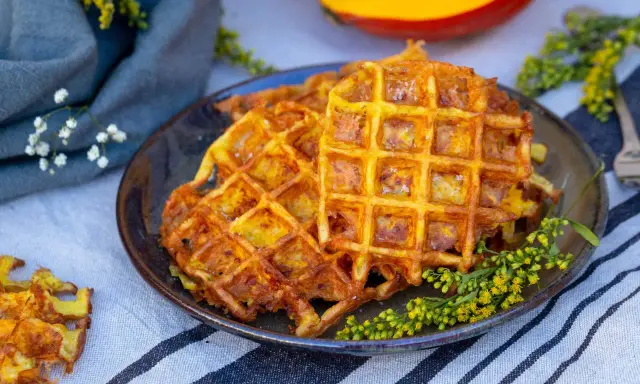 Gaufres dorées et croustillantes, une délicieuse gaufre potimarron salé, garnie de petites fleurs jaunes.