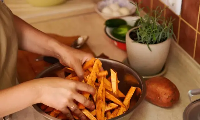 Perfekcyjny sos do frytek? Zrób go sam! Proste przepisy i triki