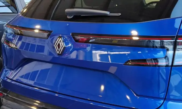 Błękitny tył Renault Austral z charakterystycznym logo i nowoczesnymi światłami.
