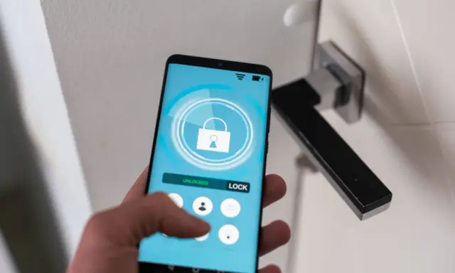 Smartfon z aplikacją do zarządzania domem. Widzimy ikonę otwartej kłódki i przycisk "LOCK". To jest właśnie check in co to.