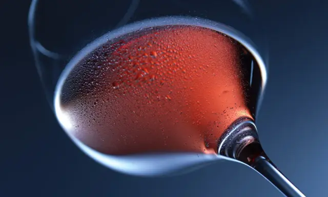 Ein Glas Roséwein mit Kondenswasser. Die ideale trinktemperatur für Primitivo ist erreicht.