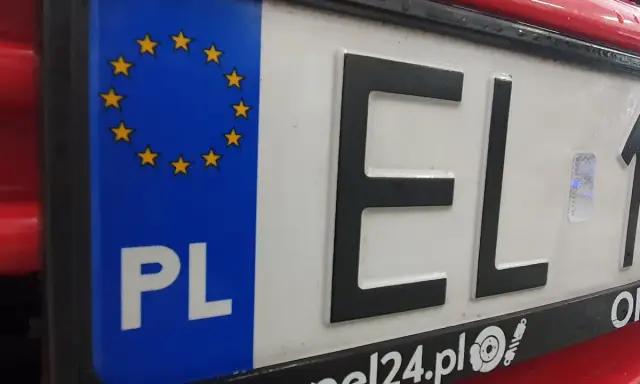 Zbliżenie na polską tablicę rejestracyjną z symbolem UE i literami "EL". To ważny element identyfikacyjny pojazdu, umożliwiający jego rejestrację.