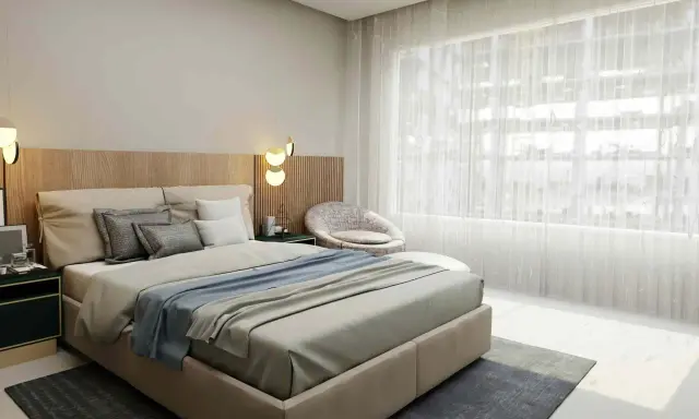 Habitación con cabecero bajo ventana, ideal para un feng shui habitacion cabecero bajo ventana. Cama confortable, silla acogedora y luz natural.