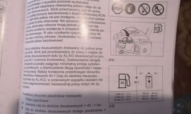 Jaka mieszanka do kosy spalinowej? Instrukcja podaje proporcje 40:1 dla oleju AL-KO lub 25:1 dla innych olejów dwusuwowych.