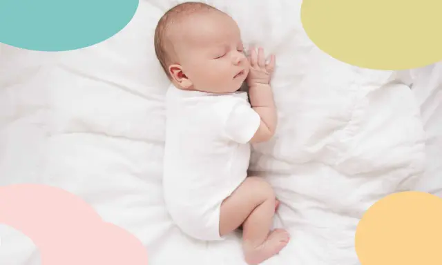Un bebé duerme plácidamente sobre sábanas blancas. Es una imagen que evoca paz y nos hace pensar en cuando empiezan a dormir mejor los bebés.