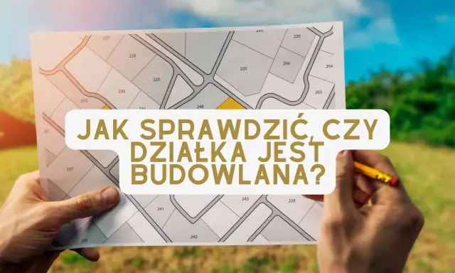 Ręce trzymają mapę z podziałem działek, z tekstem "Jak sprawdzić, czy działka jest budowlana?".