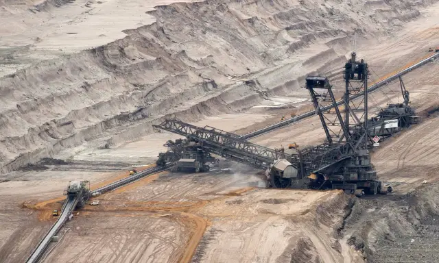 Gigantische Bagger in einem Tagebau, ein Symbol für den kohleausstieg aktueller stand.