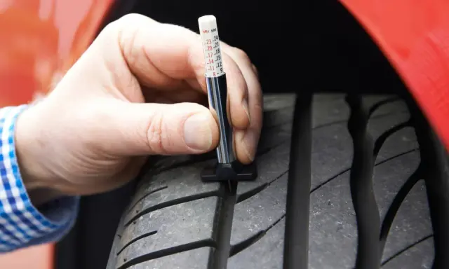 Bieżnik w nowej oponie: 1.6 mm to za mało? Sprawdź, kiedy wymienić!