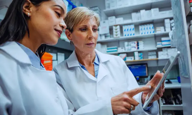 Staż technika farmacji: 24 miesiące do kariery? Pełny przewodnik!