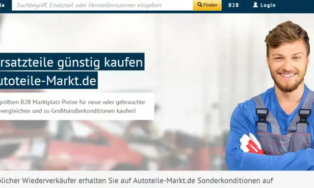 Lächelnder Mechaniker mit Werkzeug und Autoteile-Markt.de Logo.