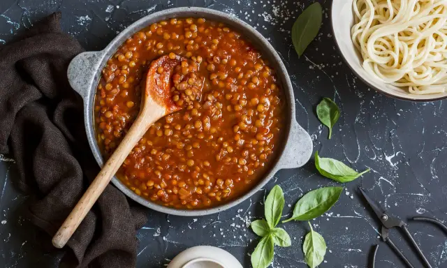 Un gustoso piatto di insalata di lenticchie in umido, pronto per essere servito con pasta.