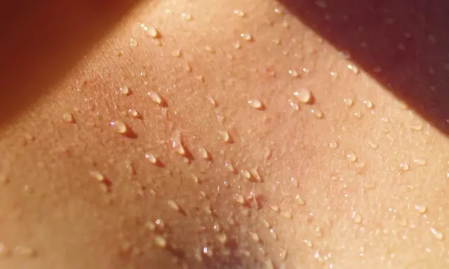 Goccioline di sudore sulla pelle di un bambino, un segno di gioco e calore estivo.