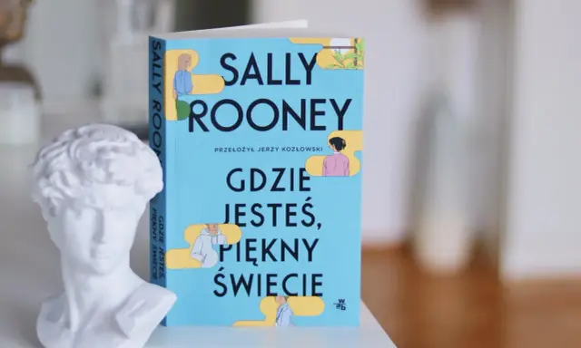 Biała rzeźba popiersia obok książki Sally Rooney "Gdzie jesteś, piękny świecie".