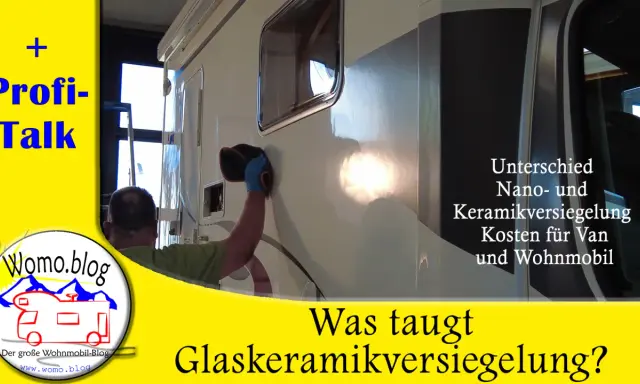 Mann poliert Wohnmobil-Außenhaut, um sie zu **versiegeln**. Thema: Nano- vs. Keramikversiegelung für Wohnmobile.
