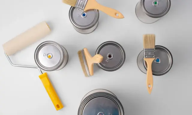 Puszki z farbą i pędzle, idealne do malowania aluminium. Zastanawiasz się, czym pomalować aluminium? Oto narzędzia do pracy!