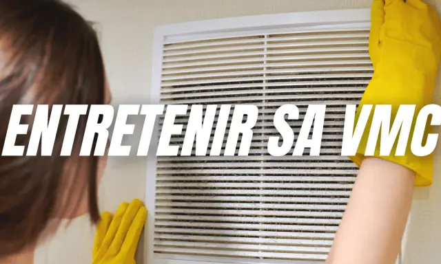 Une main gantée de jaune nettoie une grille de VMC poussiéreuse. La révision de votre VMC est essentielle pour un air sain.