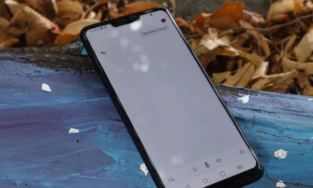Smartfon z Asystentem Google, na ekranie widoczny napis "Opowiedz kawał".