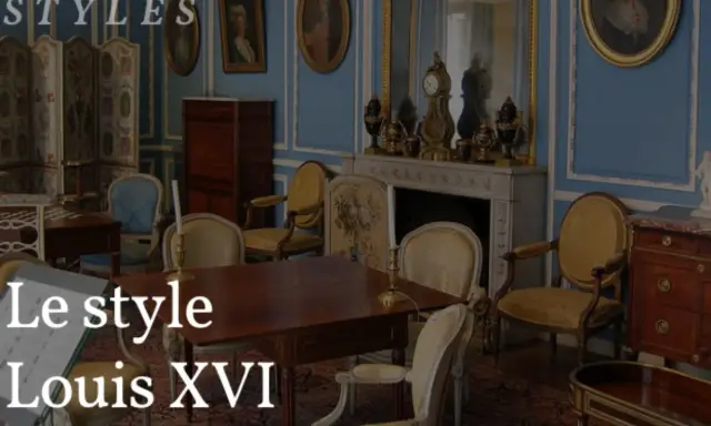 Salon de style Louis XVI avec mobilier d'époque, fauteuils dorés, cheminée ornée et portraits royaux.
