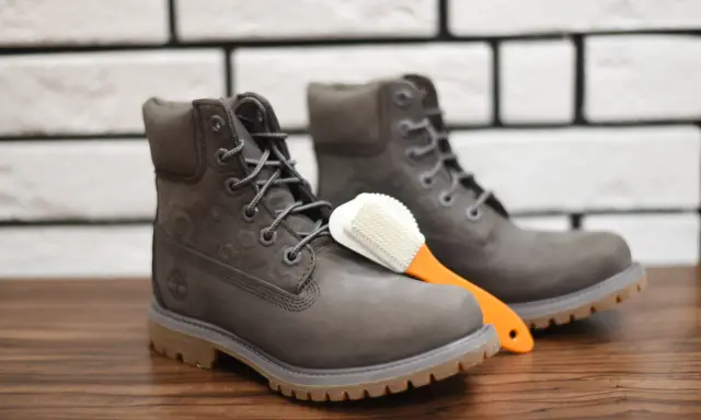 Szare Timberlandy i szczoteczka do czyszczenia. Dowiedz się, czym czyścić timberlandy, by służyły latami.