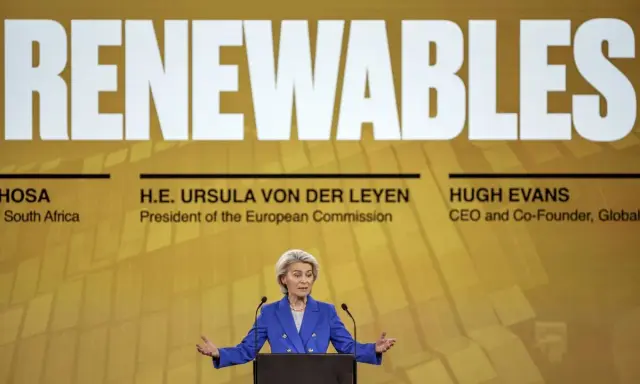 Ursula von der Leyen spricht über erneuerbare Energien. Ein Vergleich der europäischen Initiativen ist im Hintergrund zu sehen.