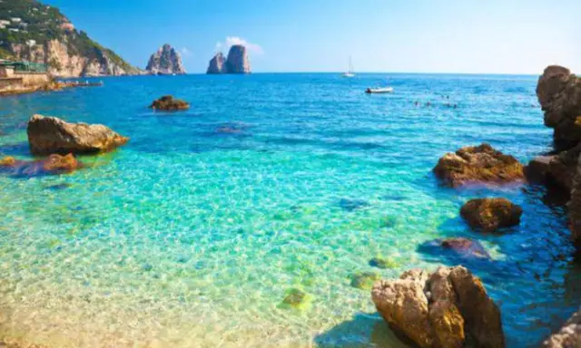 Acque cristalline e Faraglioni iconici: un sogno di mare in Campania.