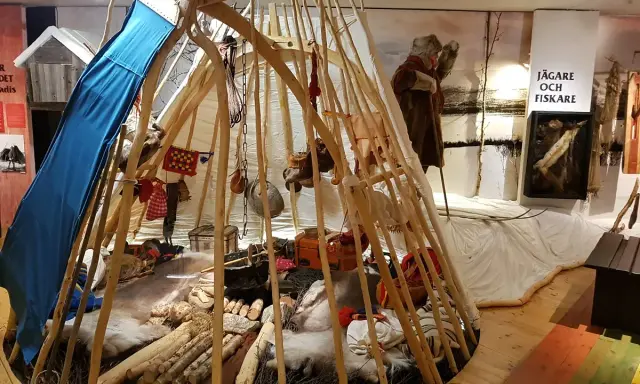 En utställning på samiskt museum i Kiruna visar en kåta med föremål som ger en inblick i samernas liv.