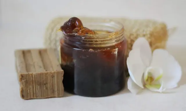Un pot de savon noir, une barre de savon, une fleur d'orchidée et une éponge. Idéal pour un insecticide naturel à base de savon noir, bicarbonate et autres ingrédients.