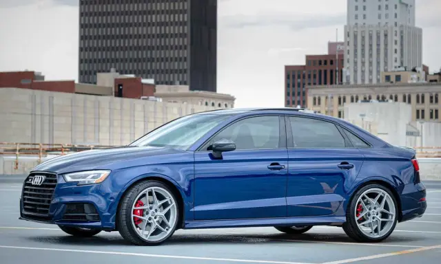 Błękitne Audi S3 na parkingu, w tle miejska panorama. Zastanawiasz się, ile trwa rejestracja samochodu w leasingu?