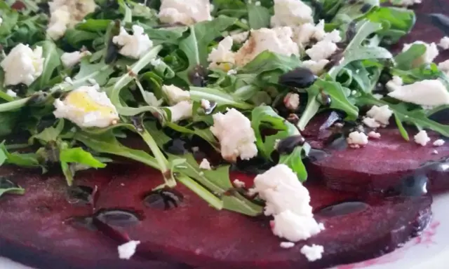 Carpaccio z buraka z fetą i rukolą, polane sosem balsamicznym.