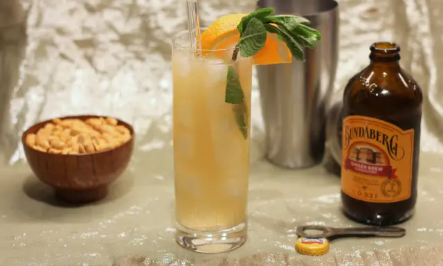 Ein erfrischendes Getränk mit Orange und Minze, dazu eine Flasche Ginger Brew und Erdnüsse. Selbst ein leidender Bastard würde hier aufleben.
