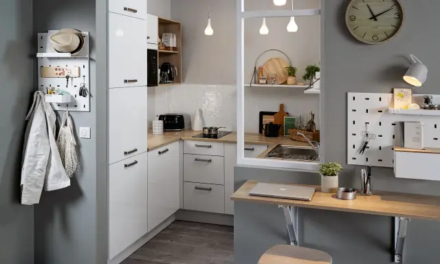 Une cuisine moderne et fonctionnelle, parfaite pour une idée petite cuisine. Rangements astucieux, coin repas pliable et déco murale pratique.