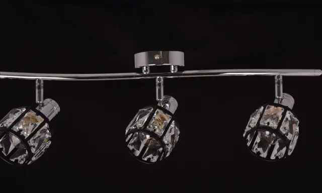 Elegancka lampa czarna z kryształkami, która rozświetli każde wnętrze blaskiem.