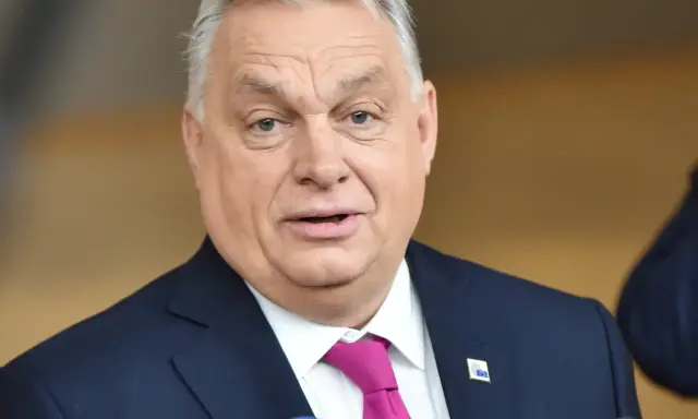 Viktor Orbán, w granatowym garniturze i fuksjowym krawacie, udziela wywiadu. Zecer z pewnością doceniłby jego styl.