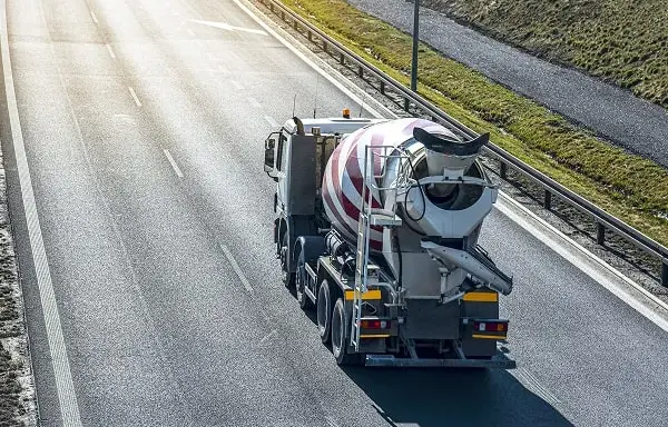 Kierowca betoniarki: Prawo jazdy, operator, zarobki. Pełny poradnik