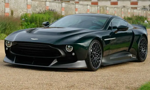 Ein dunkelgrüner Aston Martin Victor, ein Meisterwerk der Ingenieurskunst, dessen Preis nur für wenige erschwinglich ist.