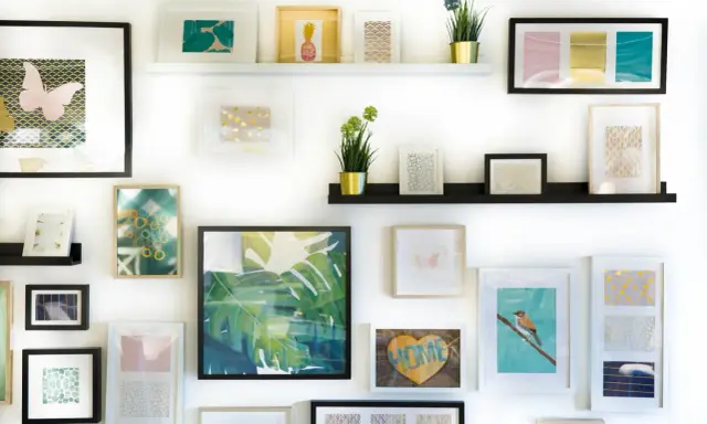 Galeria ścienna pełna inspiracji: motyle, liście monstery, ptak na gałęzi i serce z napisem "HOME".