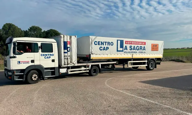 Camión de autoescuela "La Sagra" con remolque, listo para obtener el carnet C.