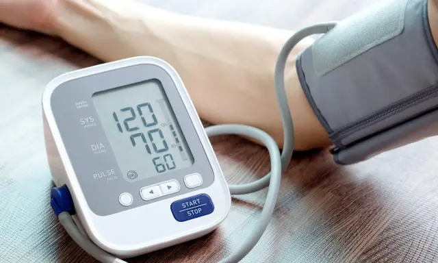 Ciśnieniomierz pokazuje 120/70 mmHg i puls 60. Co oznacza puls 90? To wynik pomiaru, który warto skonsultować z lekarzem.