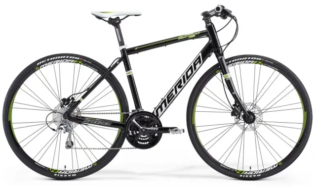 Czarny rower Merida Speeder z zielonymi akcentami. Merida to znana firma produkująca rowery.