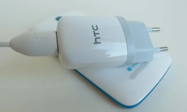Ładowarka HTC podłączona do telefonu HTC Desire 500 czarny.