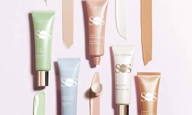 Primer Clarins SOS per una perfetta colour correction: verdi per rossori, blu per pori, pesca per fatica, bianco per luminosità, arancio per imperfezioni.