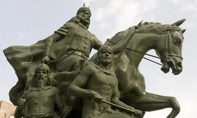 Pomnik upamiętniający zdobycie Jerozolimy przez Saladyna. Trzech wojowników na koniu, w zbrojach i hełmach, z mieczami w dłoniach.