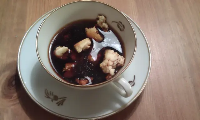 En kopp kaffe med bitar av kaffeost, en klassisk del av samisk kaffeost recept.
