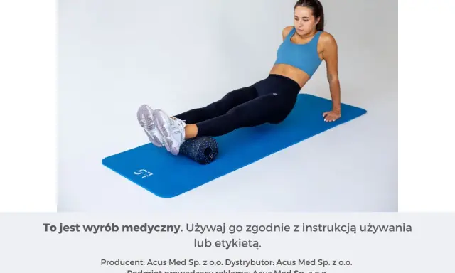 Kobieta masuje łydki wałkiem, by złagodzić **tendinopatię ścięgna Achillesa**.