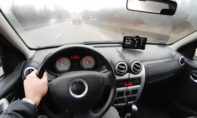 Hamowanie silnikiem: Oszczędzaj paliwo (0.0 l/100 km) i hamulce!