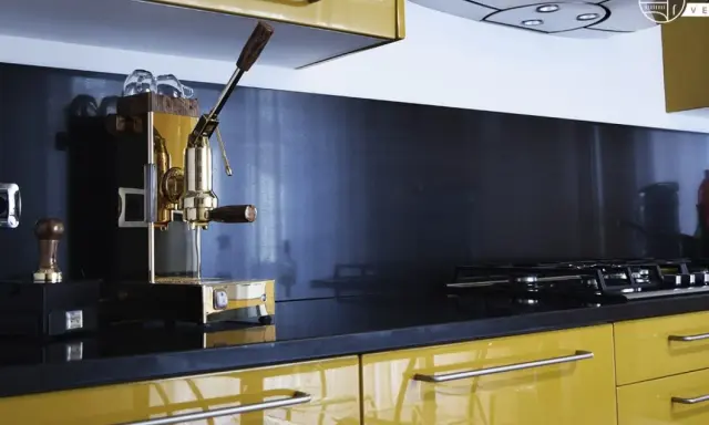 Macchina da caffè dorata e lucida, perfetta per creare un angolo caffè idee in cucina.