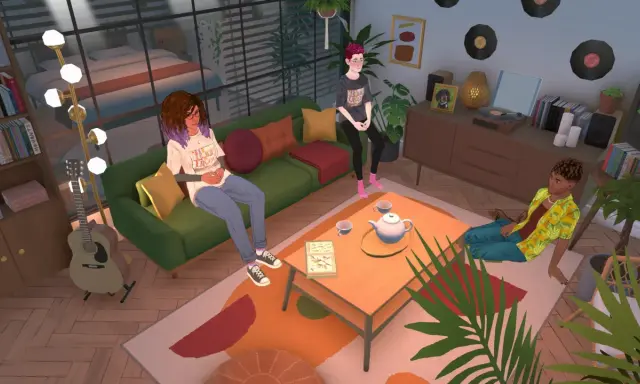 Trzech przyjaciół relaksuje się w przytulnym salonie, jak w grze The Sims 2. Na kanapie siedzą dwie osoby, trzecia leży na dywanie.
