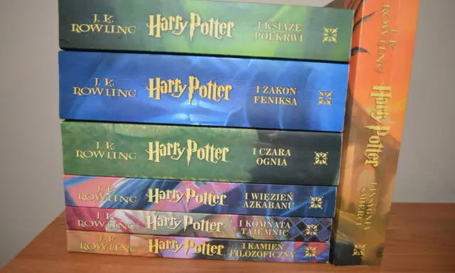 Stos książek z serii Harry Potter części: Kamień filozoficzny, Komnata tajemnic, Więzień Azkabanu, Czara ognia, Zakon Feniksa, Książę Półkrwi i Insygnia Śmierci.