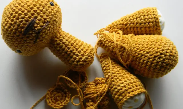 Piezas de amigurumi de One Piece en proceso, con hilo amarillo y detalles bordados.