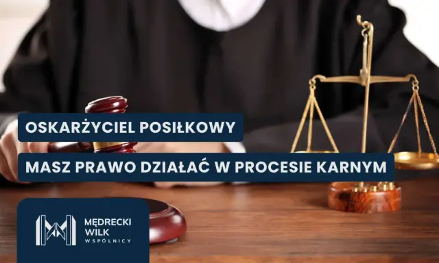 Sądowy młotek i waga sprawiedliwości. Tekst: "Oskarżyciel posiłkowy masz prawo działać w procesie karnym".